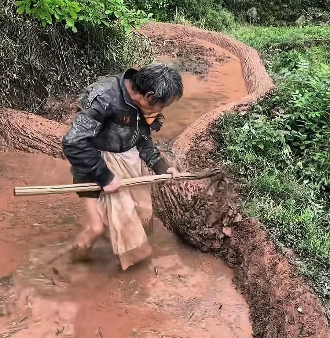 不带穷字，如何表达没钱了早上起床，我悄悄从儿子的存钱罐里拿出、来回四块钱的公交车
