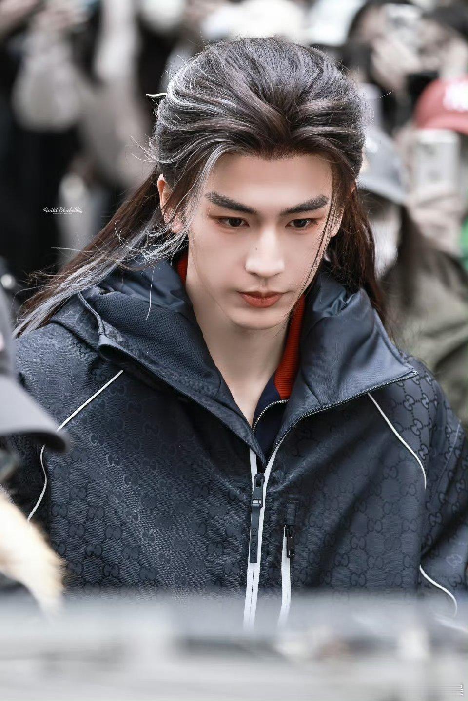 张凌赫双开门肩膀张凌赫挑染白发张凌赫双开门肩膀，好帅，