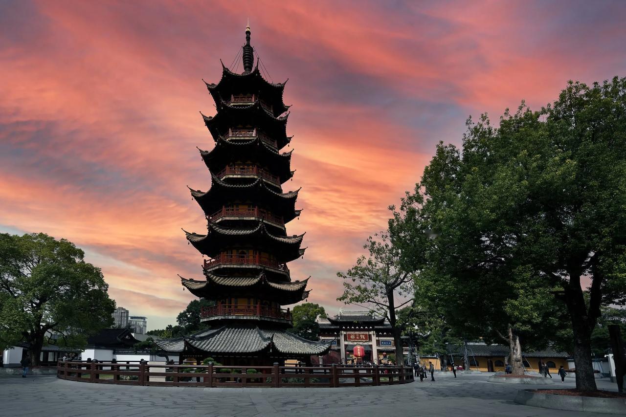 不见寺庙，只见塔。