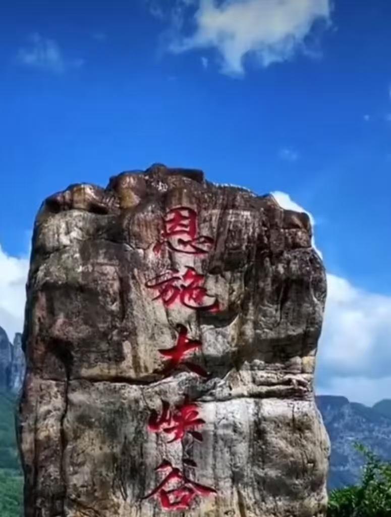 清晨的第一縷陽光，
趕走黑夜迎來黎明，
我的問候如約而至，
真心祝您快樂吉祥、