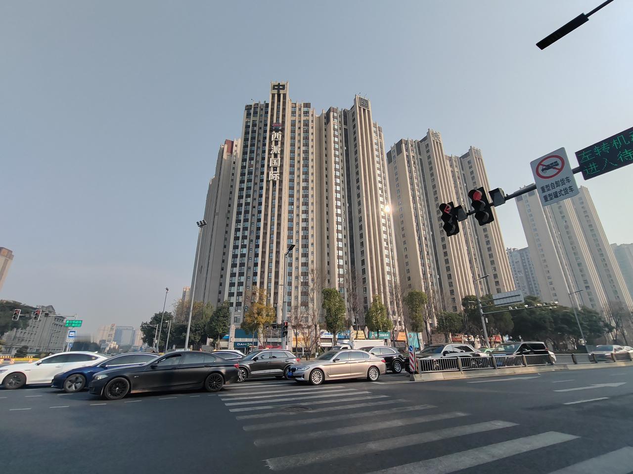 锦城湖公园旁的西派国际，位置就在锦城大道1288号，交通超便利，离锦城大道地铁站