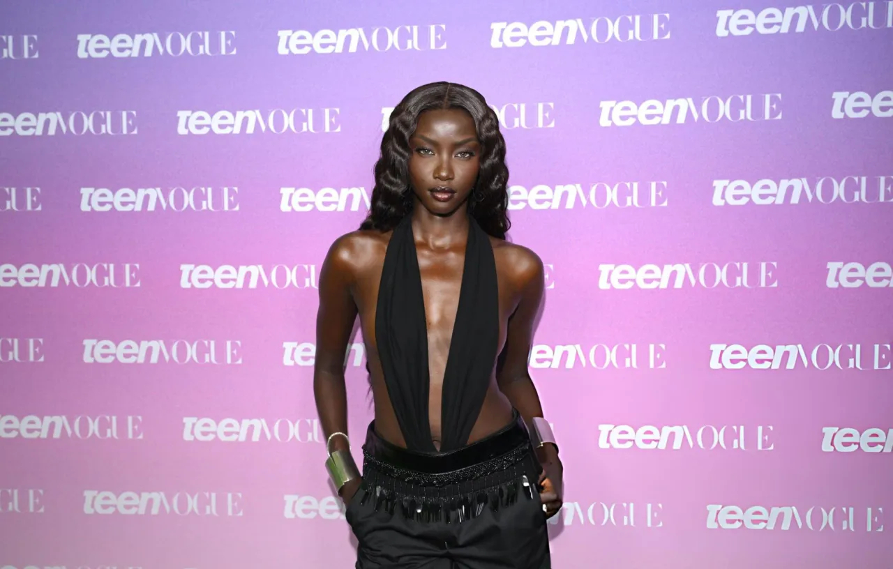 黑人超模Anok Yai 在纽约布鲁克林出席Teen Vogue的活动，身穿一套