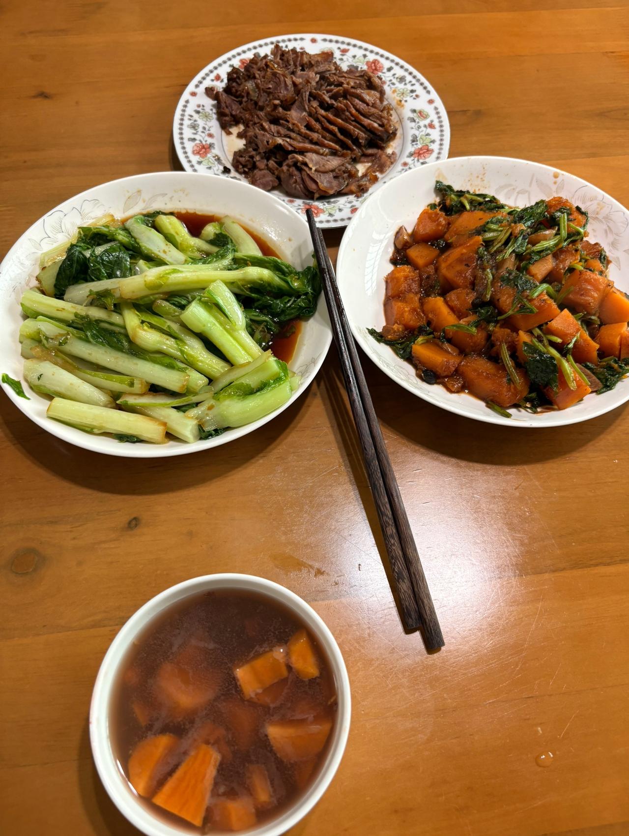 七零后兔子的晚餐

现在早已经过了狼吞虎咽的年纪，新陈代谢的影响，晚餐已经吃不了
