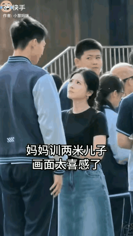 在妈妈面前，两米的孩子也是个宝宝，也需要抱抱，也会被叨叨！