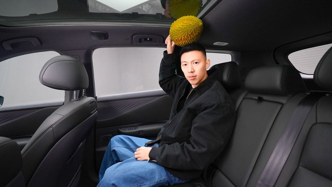 阿岳身高178四舍五入188大个在东风日产NX8后排毫无压力 甚至还能头顶榴莲不