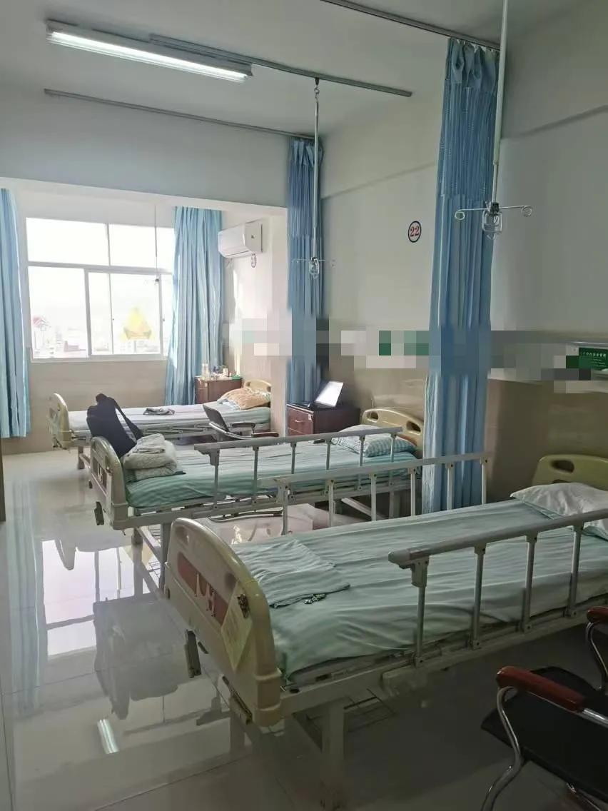 我老战友在西双版纳得了点小毛病，牵动了大江南北长城内外亲朋好友的心。也没有啥大事