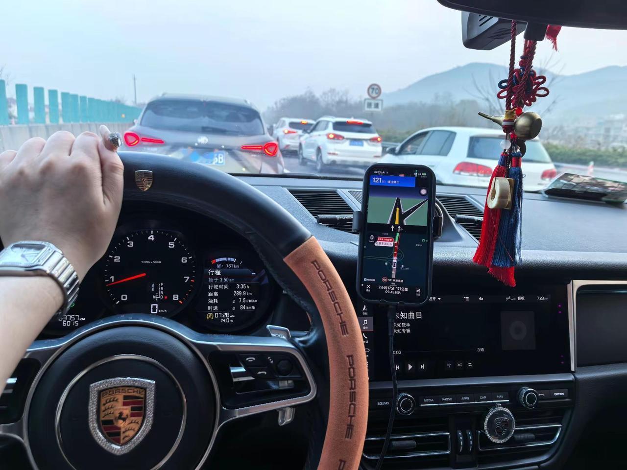 开保时捷的并不快乐，我想问问开奔驰、宝马、奥迪、路虎的你们快乐吗？