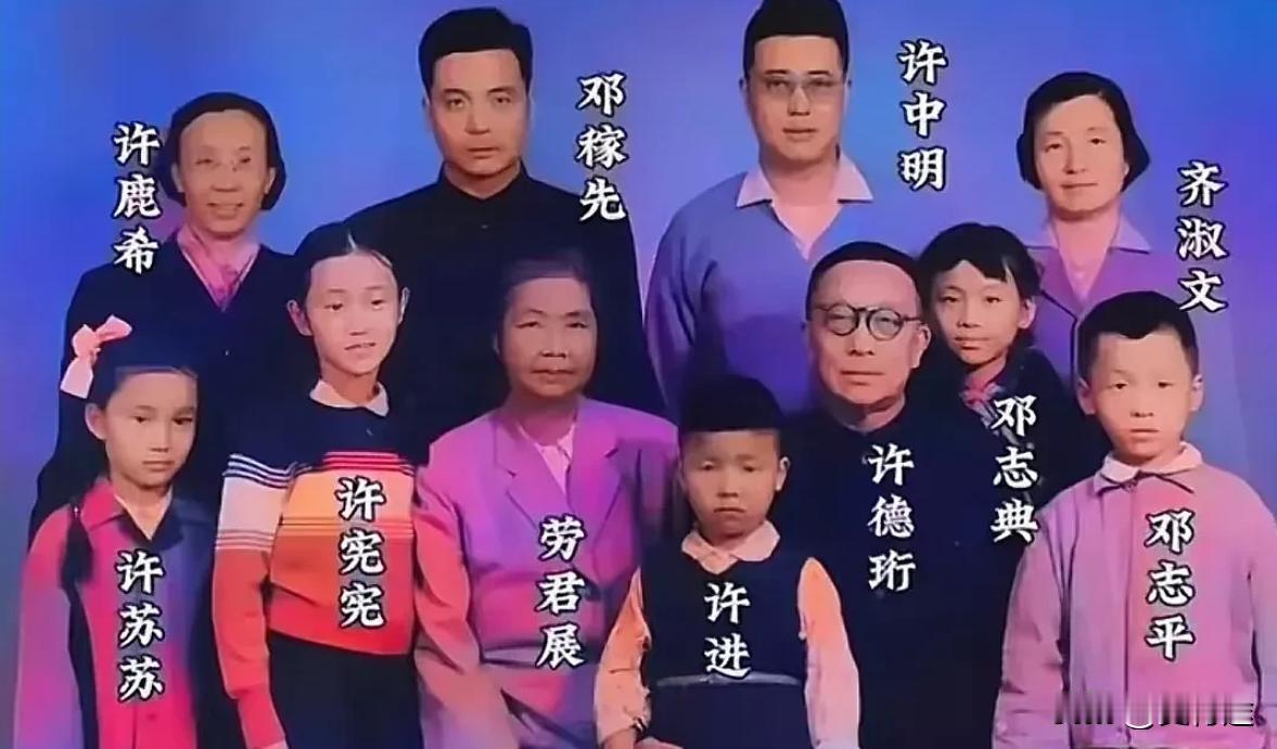 1964年，新中国第一颗原子弹爆炸成功后，40岁的邓稼先在国庆节这天，携妻儿看望