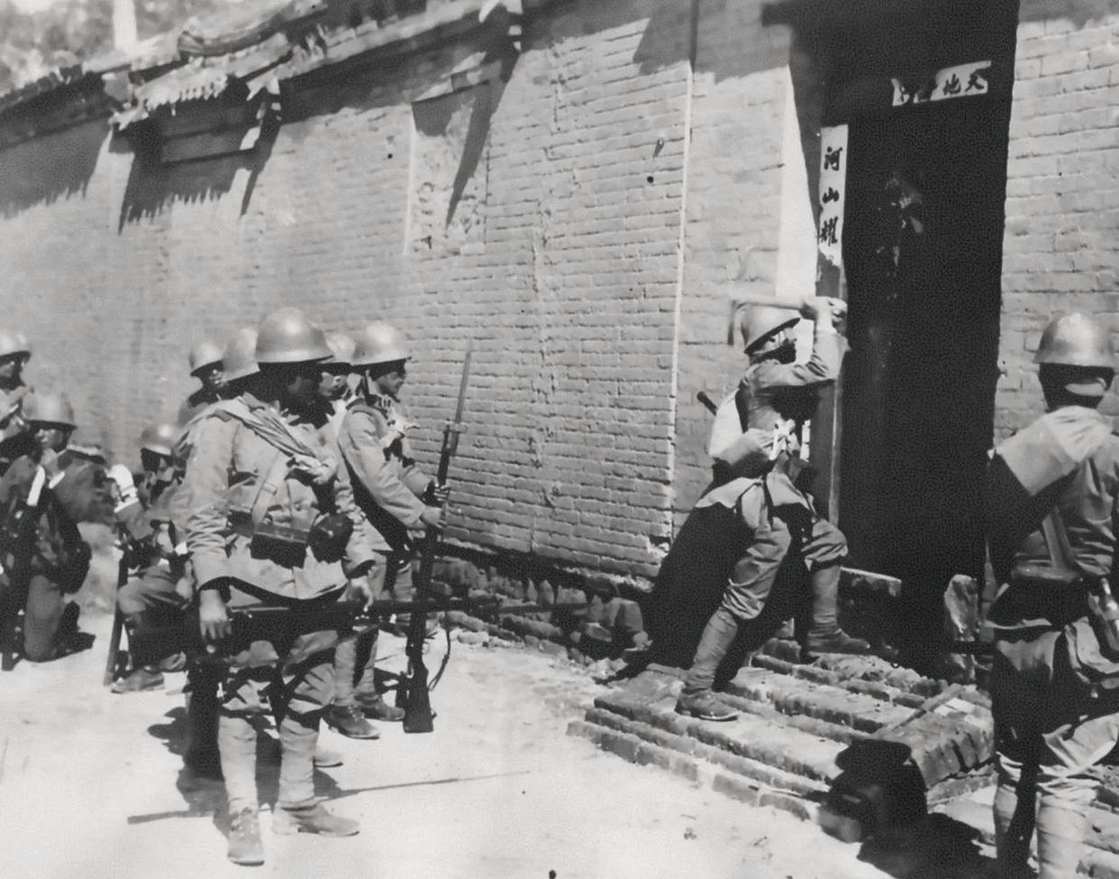 1942年，山东乐陵，八路军科长于志洪和战士小周过敌人关卡，忽听伪军叫：“抓八路