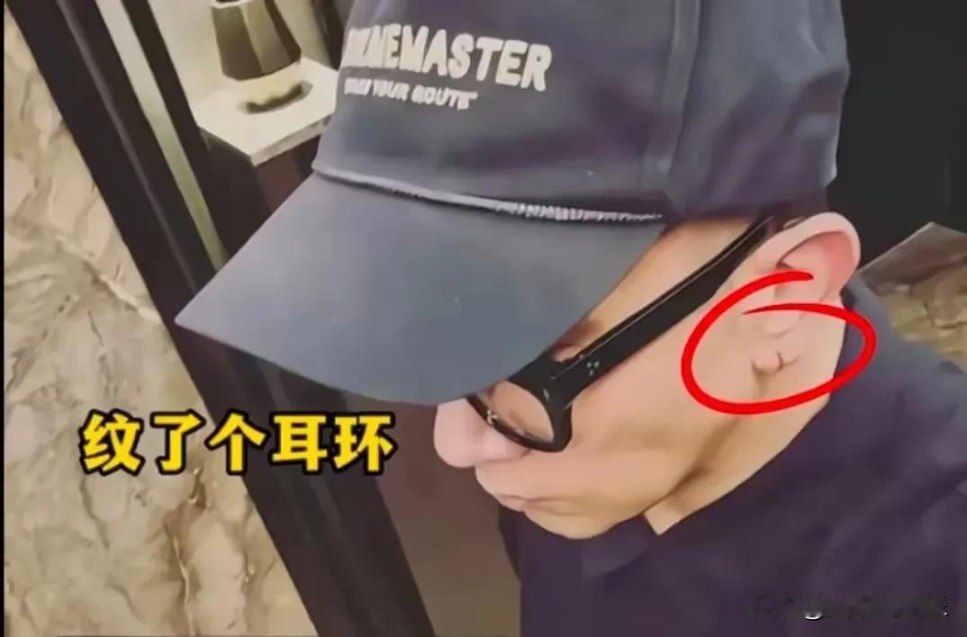 卤蛋再次展现了他的独特个性！
家中自备纹身机，随心所欲地创作，从戒指到耳环，每一