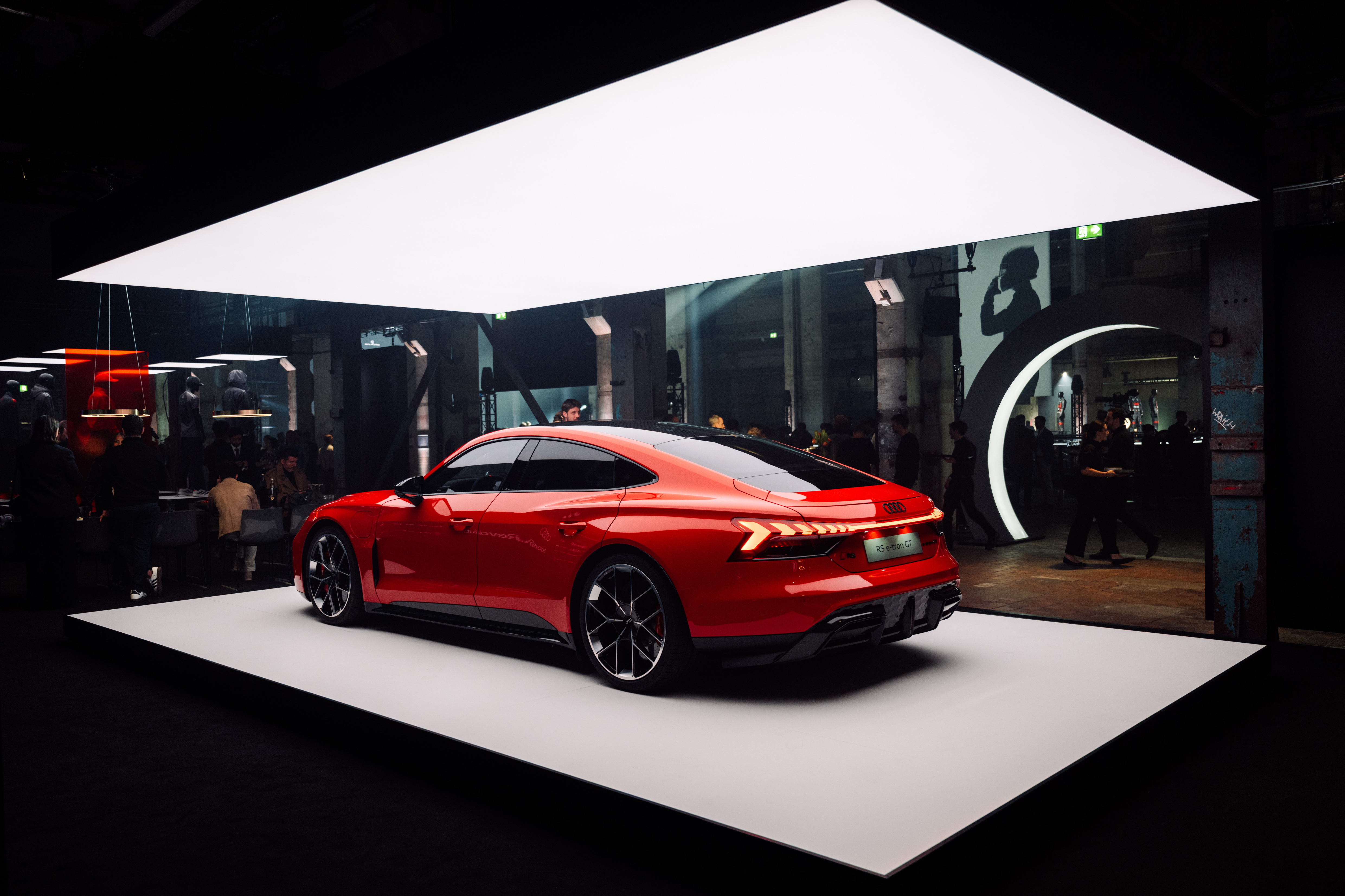 看了一阵子奥迪RS e-tron GT，都在传很便宜，折扣巨大，但其实并不便宜，