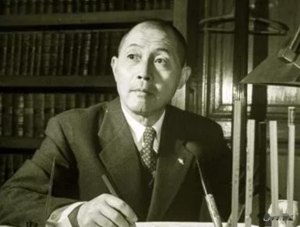 1936年，西安事变后，蒋介石飞回南京，一下飞机，戴笠对他说了一番话，蒋介石听完