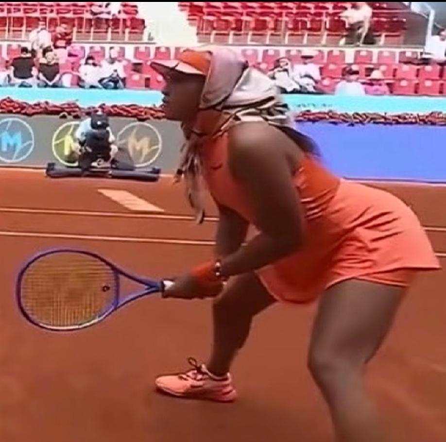 大阪直美这次又玩的哪门子抽象？一副苦大仇深的样子，跟巩俐演的那个“秋菊”完全如出