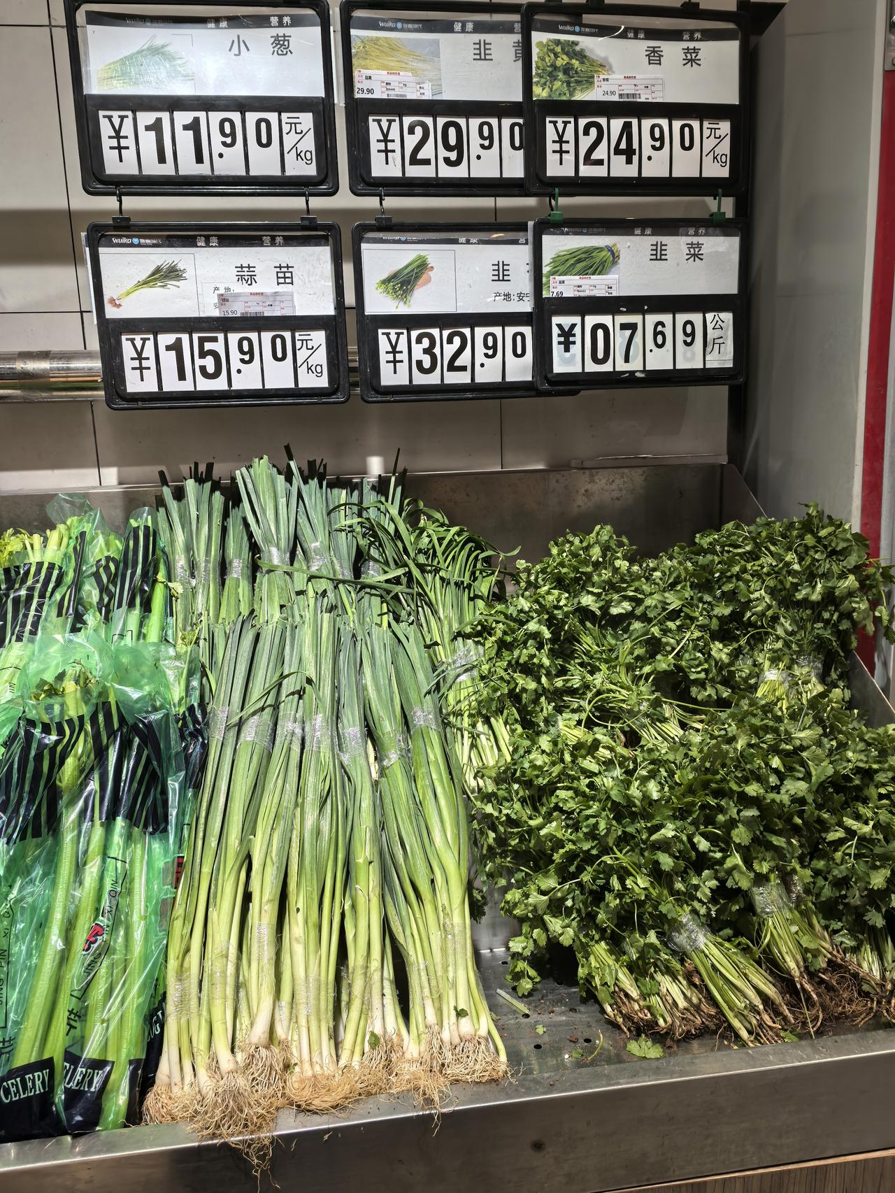 乌鲁木齐的菜价涨得离谱。这才刚进入冬季，就下了一场雪，看看乌鲁木齐的青菜价格飞一