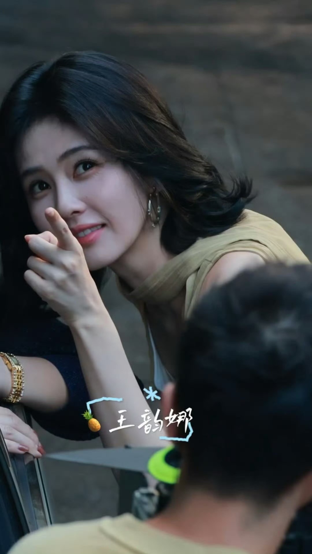白鹿给高海宁指树上的代拍宝宝好可爱😍 