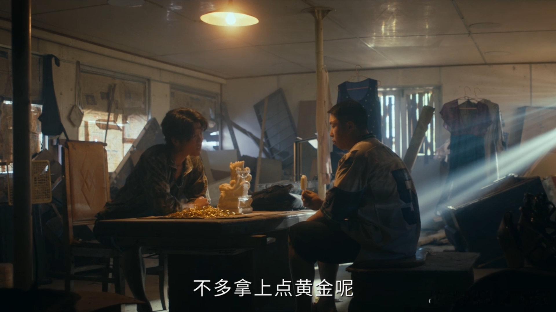 低智商犯罪全是连环套低智商犯罪全员离谱又抓马，巧合一环扣一环，乌龙剧情笑点密集，