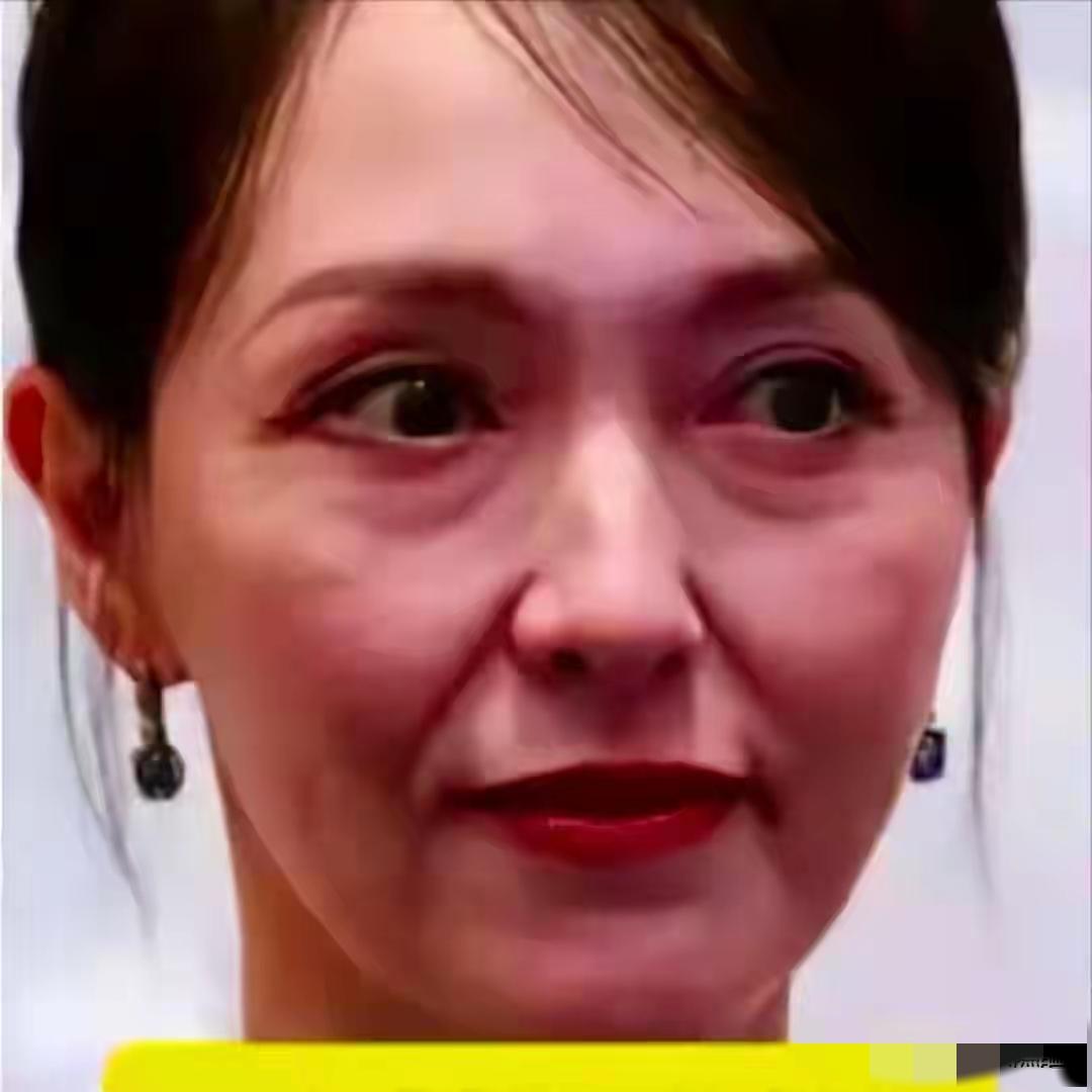 逐个看看明星老了的真实容颜。第一个，唐嫣，大眼袋法令纹，老的让人觉得她没有过渡期