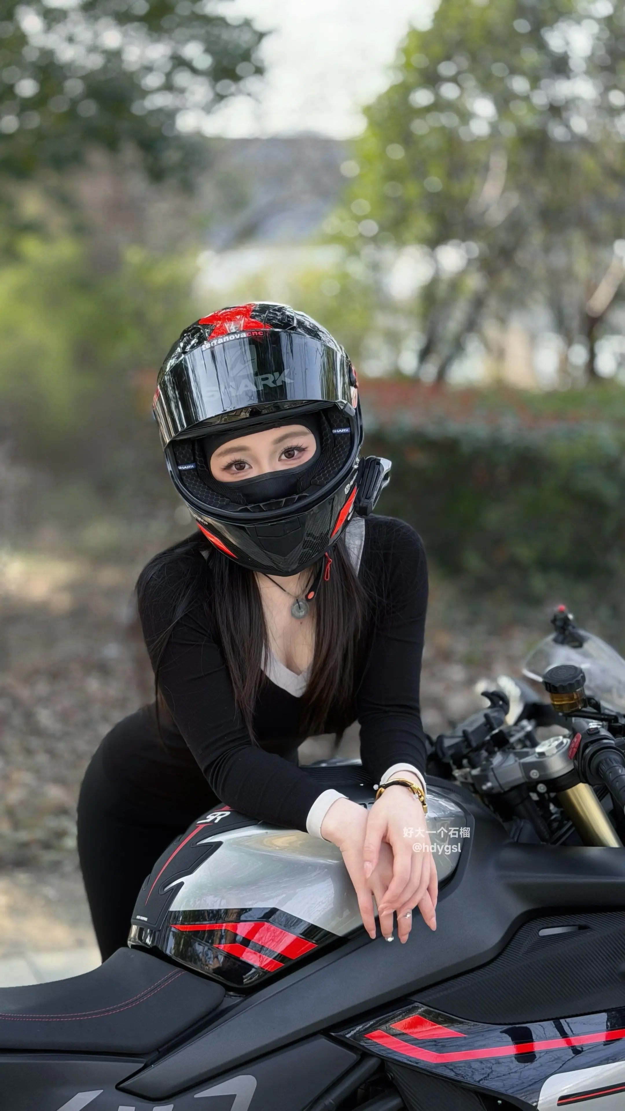 除了脸色什么也给不了你。