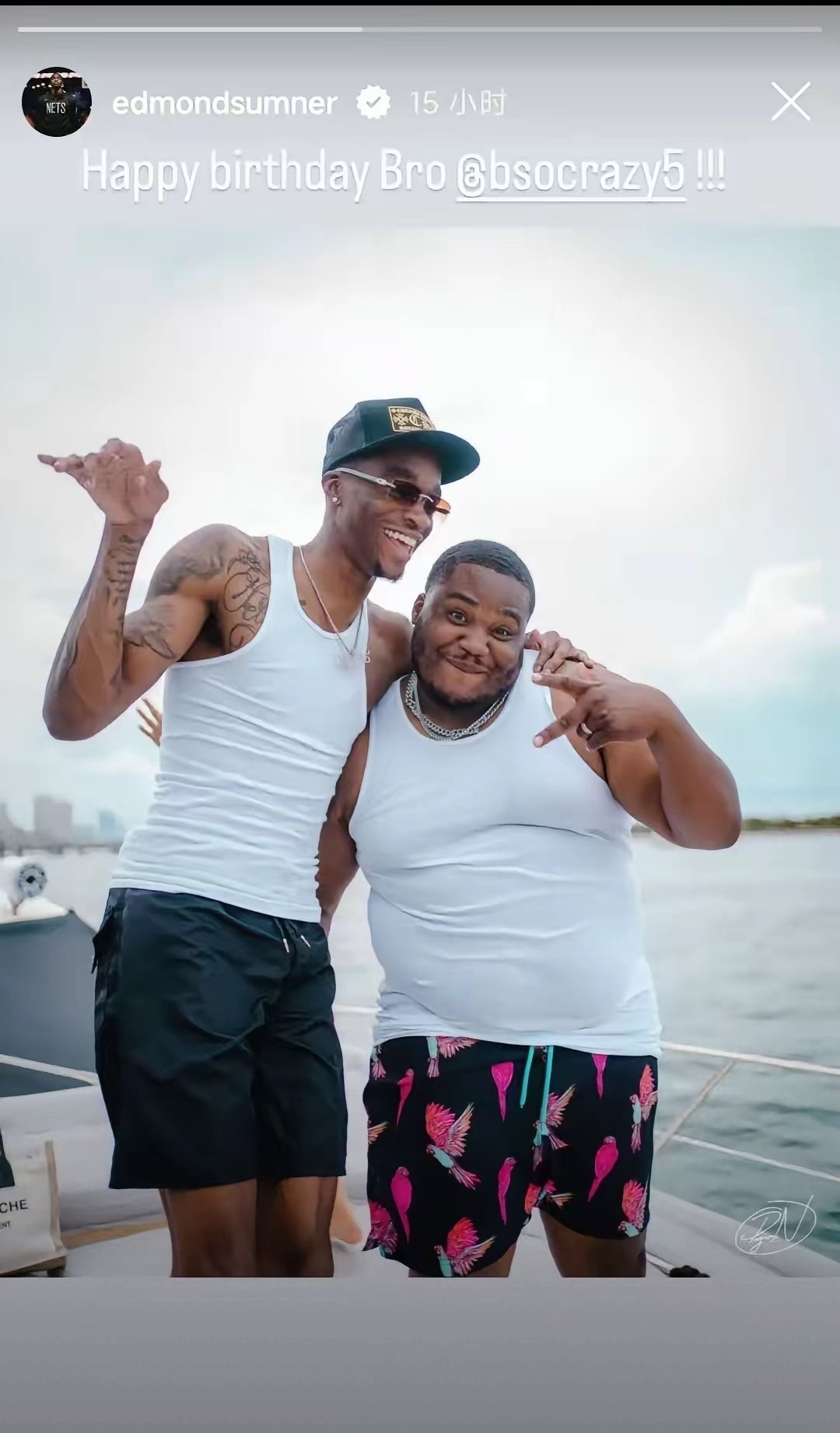 广东外援萨姆纳没啥伤，正在度假玩呢，挣到钱了。别听杜峰胡咧咧有是膝盖出血啥的。c