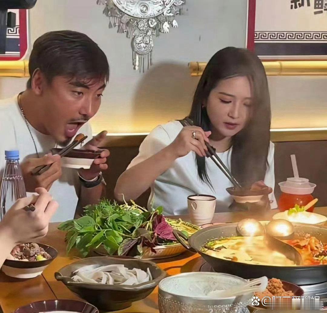 何洁和二婚老公刁磊吃饭被拍。 ​​​