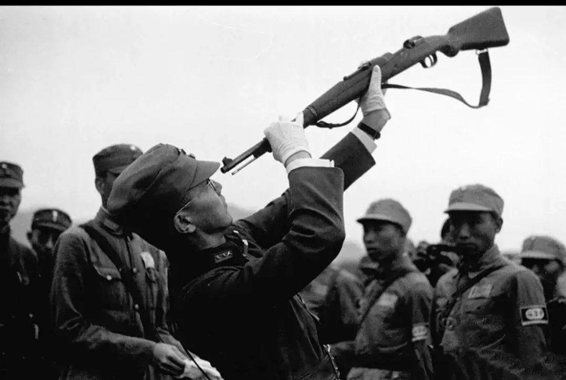 1939年，重庆。军政部长何应钦前往沙坪坝校阅部队，他拿起一名战士的枪，检查枪管