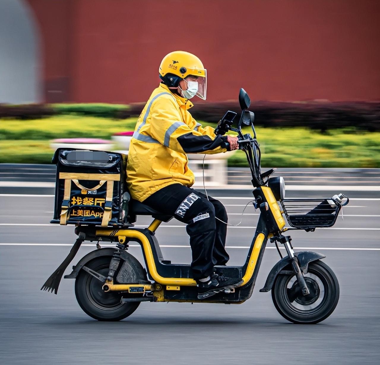 要不是刷到新闻，我都不知道那天中午在松江云间新天地，差点出了大事。
当时我就在附