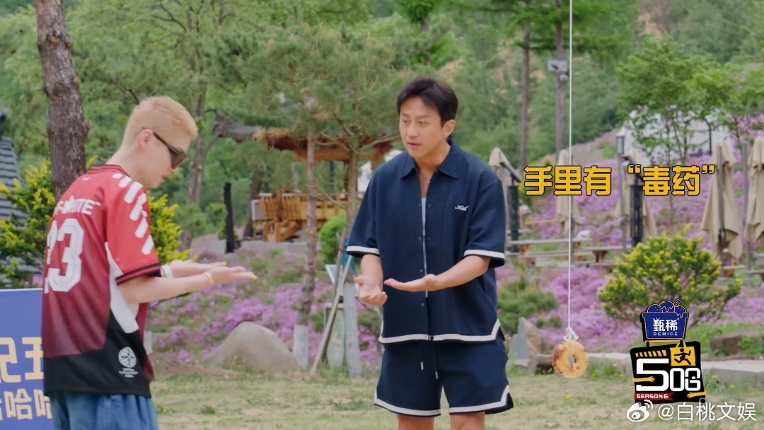 鹿晗戴邓超的墨镜鹿晗邓超戴了同一个墨镜哈哈哈哈哈 我就想知道这副墨镜经历了什么！