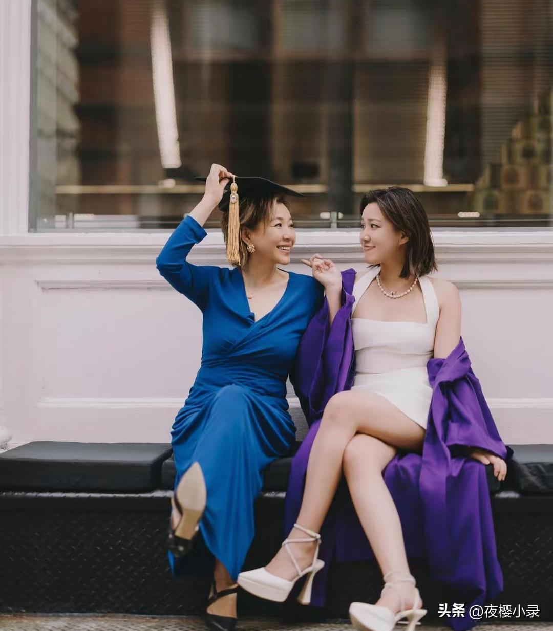 李静到美国参加23岁女儿的大学毕业典礼，母女俩一起在街上拍摄美照，感情非常好！她