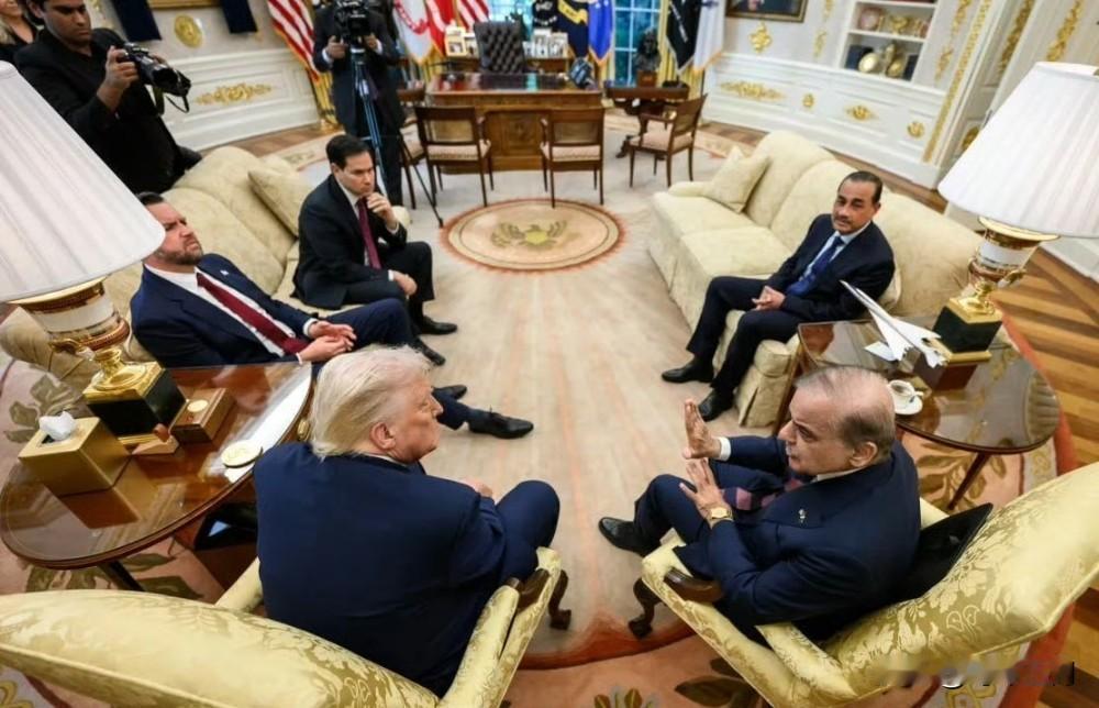 据华盛顿邮报援引一名巴基斯坦官员的话报道称： 巴基斯坦调解人员已向特朗普传达了信