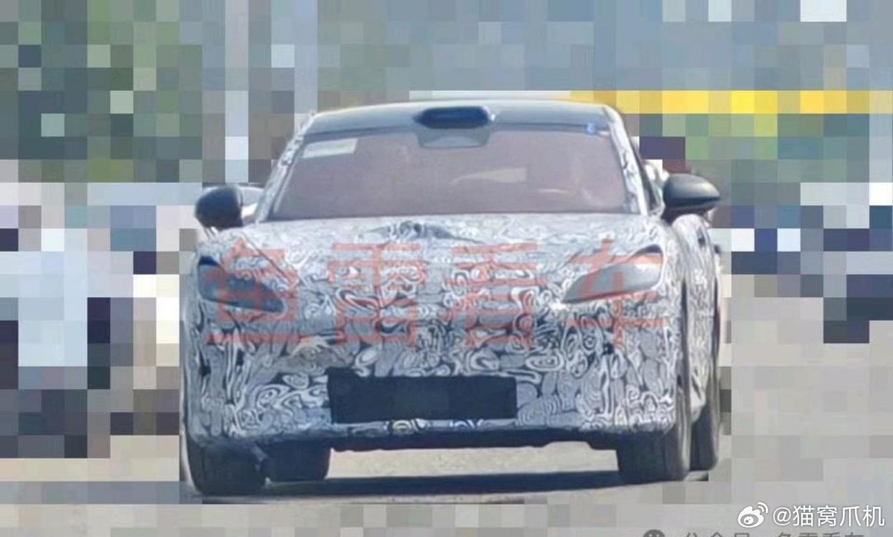 疑似智界或者奇瑞新车，似乎有点眼熟？好的设计....你懂得。 