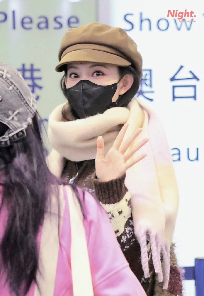 孟子义的海外人气是真的杀疯了！印尼接机现场直接人山人海，粉丝举着应援幅疯狂尖叫，