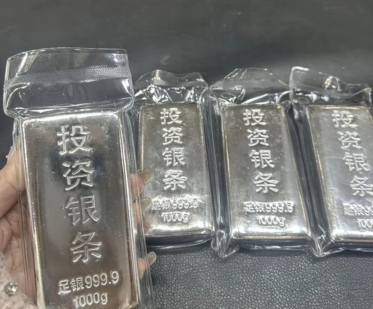 拍断大腿，星期四有人给30元一克收投资银条，手上有几条准备出掉，可是朋友说要涨5