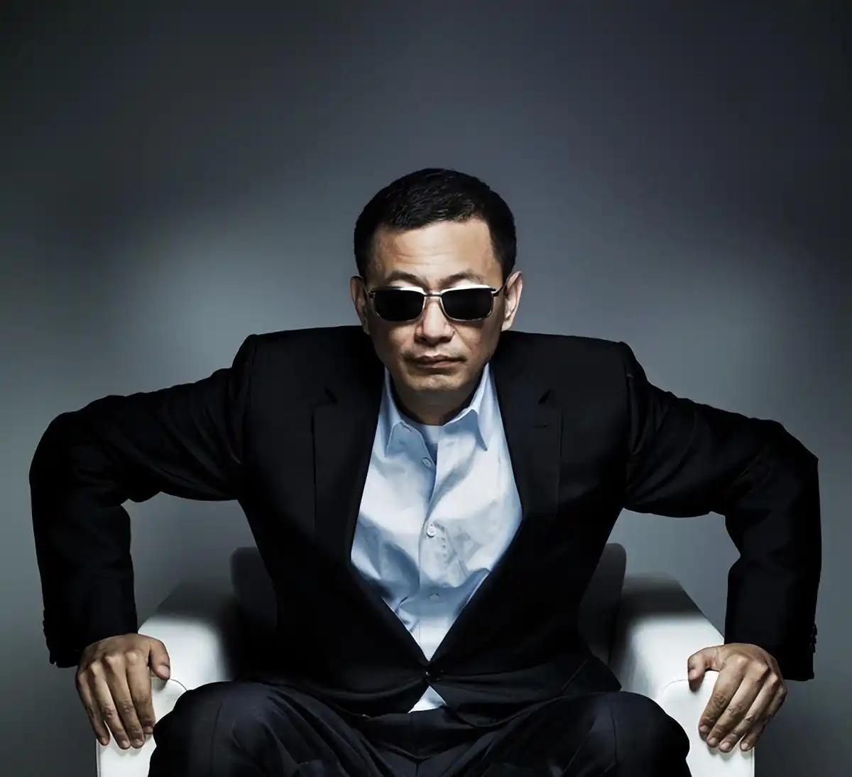 如今的古二，其实只是王家卫早年的“幽灵”……
四十多年前，年轻的王家卫坐在香港电