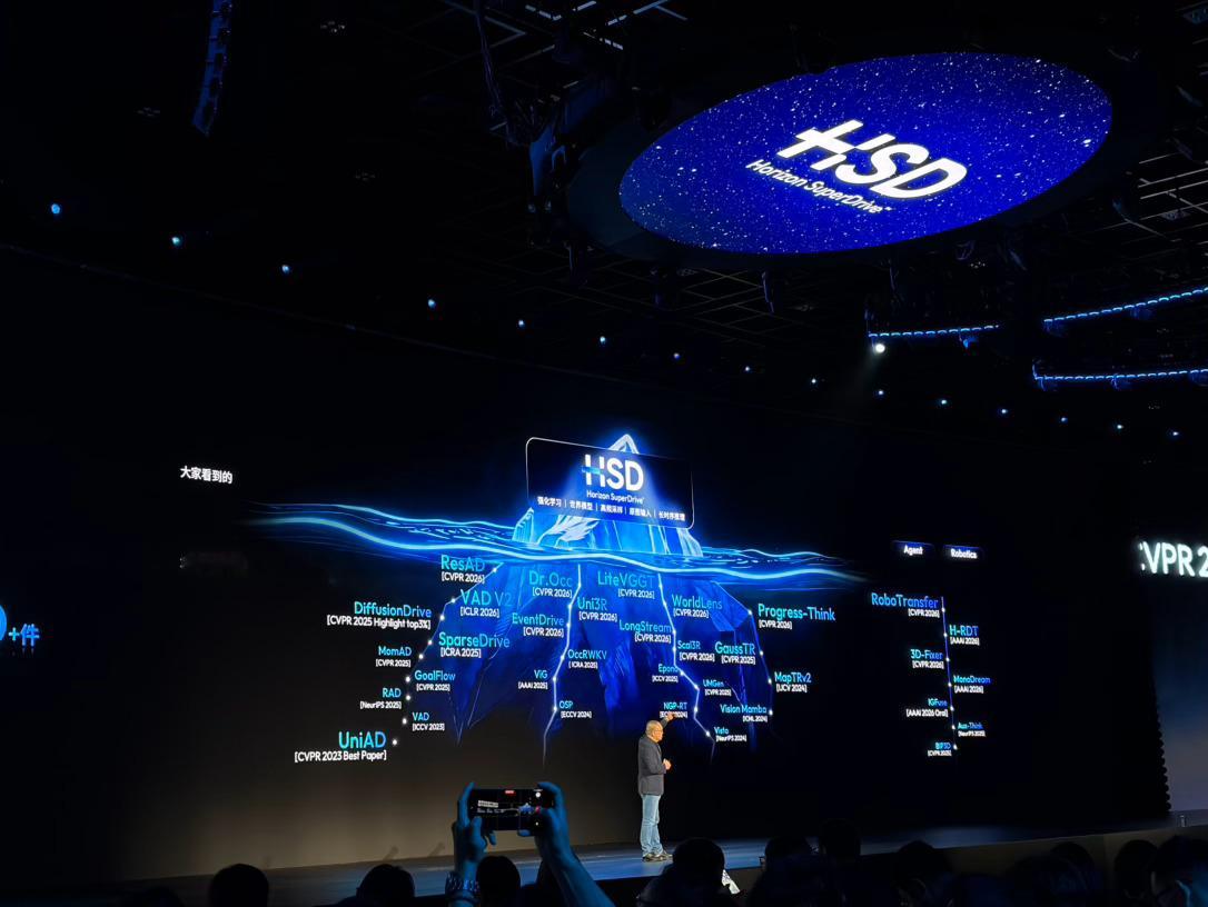 余凯的演讲能力真的好强，感染力十足，不止可以把枯燥的技术通俗易懂讲出来，还可以带