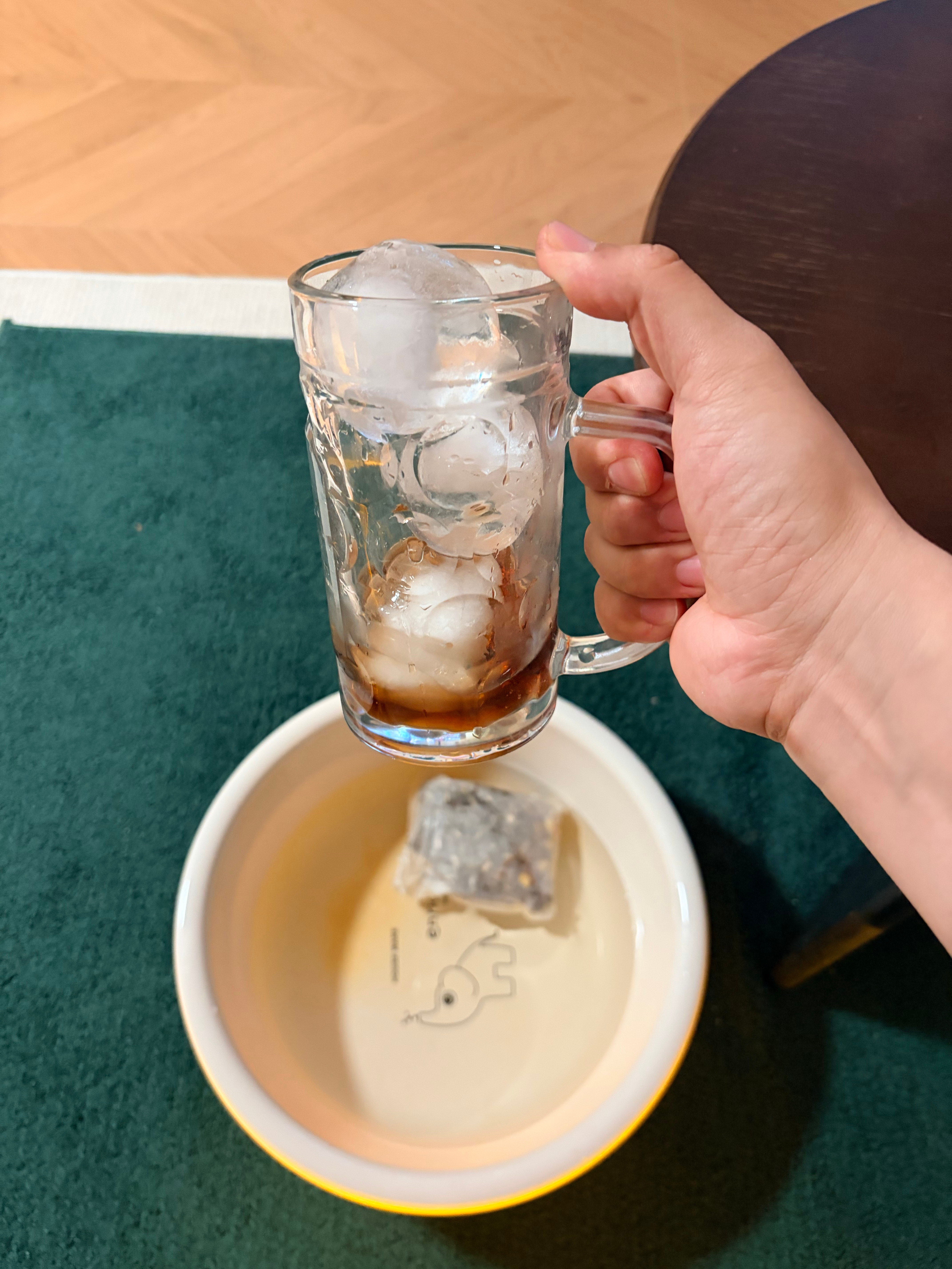 医生说不能吃生冷的东西但是今天真的忍不住了只能选择用魔法对抗魔法喝个冰可乐，泡个