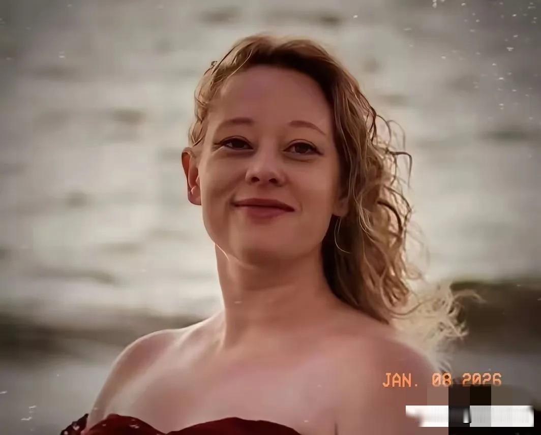 特朗普这次没法收场了，美国街头被击毙的37岁白人女性雷尼，真是buff叠满，不是