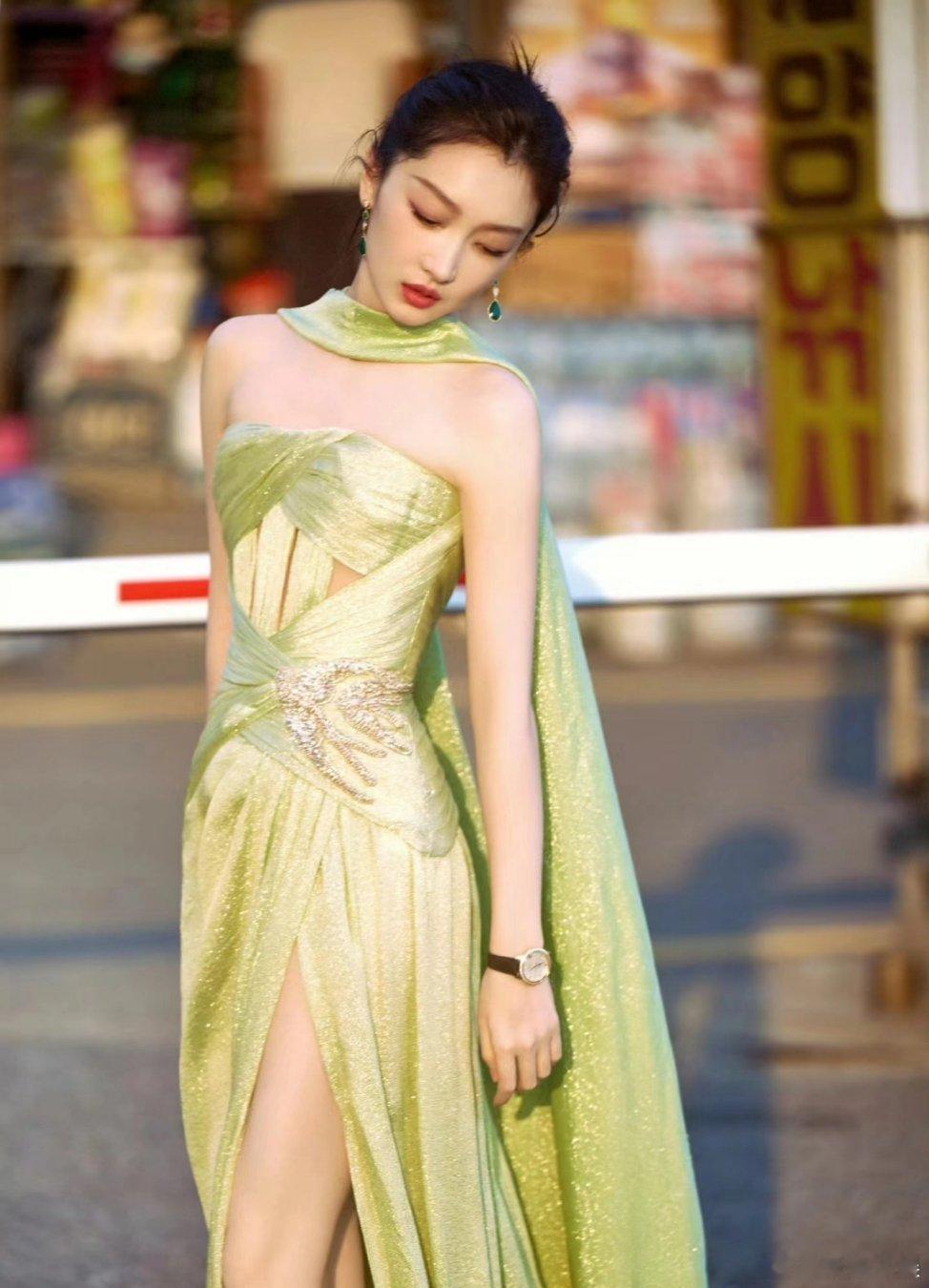 周冬雨常去张艺谋工作室吃面 这也不奇怪！毕竟，周冬雨是张艺谋带出来，也是谋女郎中