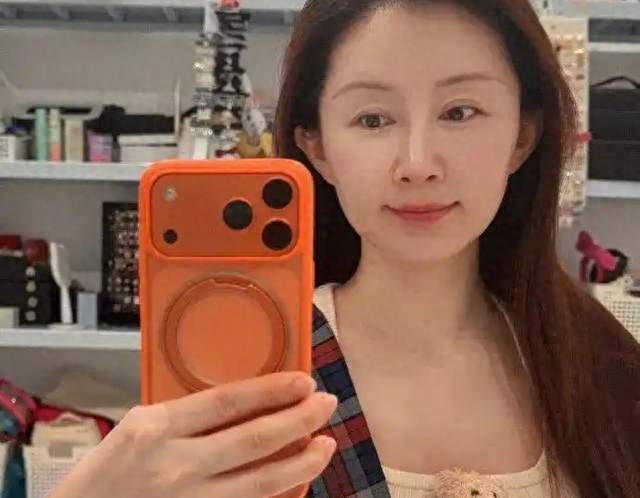 38岁舒畅被说"认不出"，她不仅没辩解，还干了件更狠的事