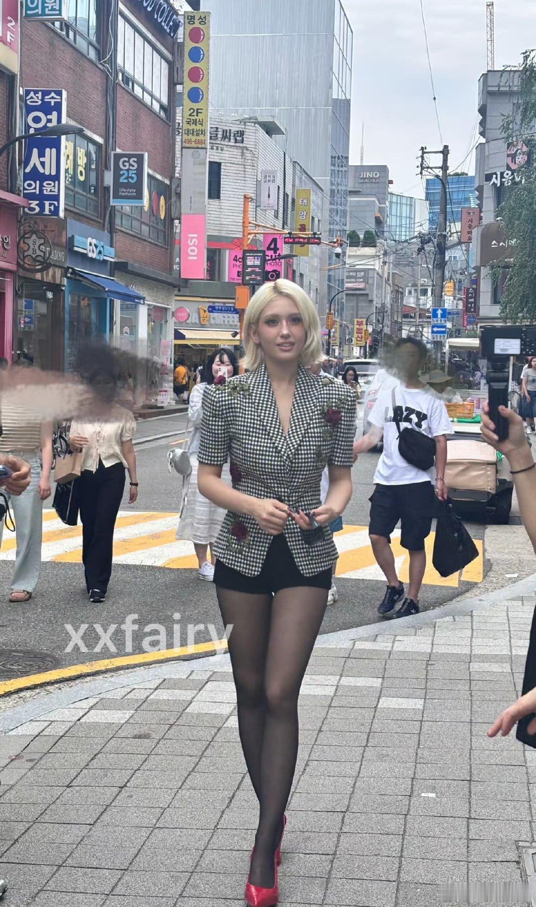 韩国圣水洞偶遇somi网友韩国圣水洞偶遇somi，好美！圣水洞偶遇somi ​​