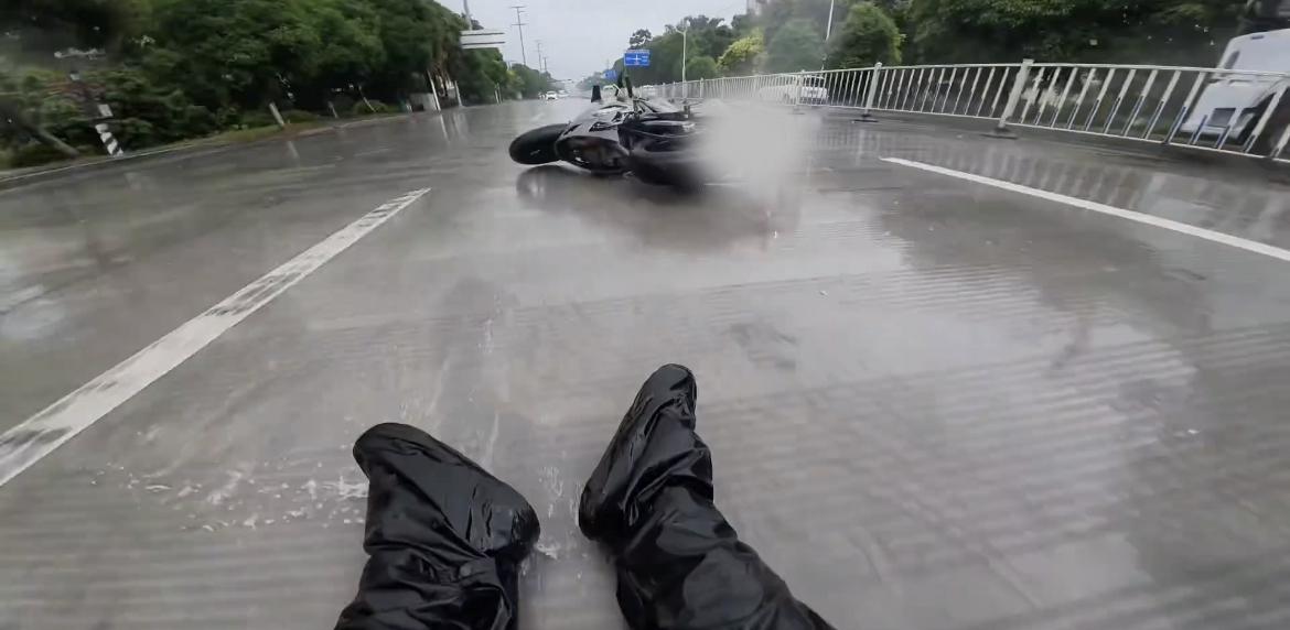 【男子骑机车在玉林北流路段摔倒多米远】

7月21日（发布时间），一名男子骑着一