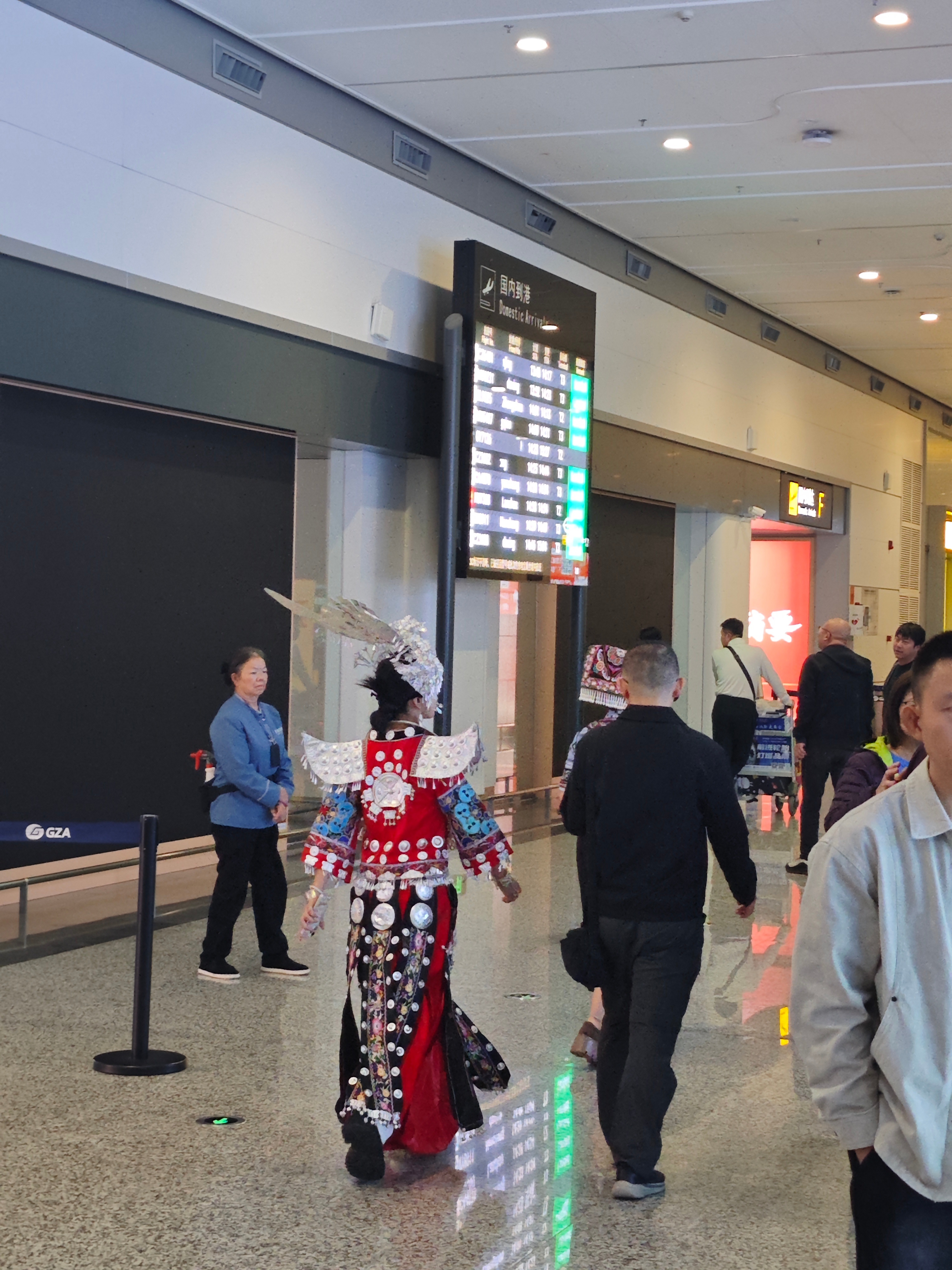 落地贵阳龙洞堡机场，贵州旅游资源真的太好了。在机场随处可见旅游展示牌，还有来自东