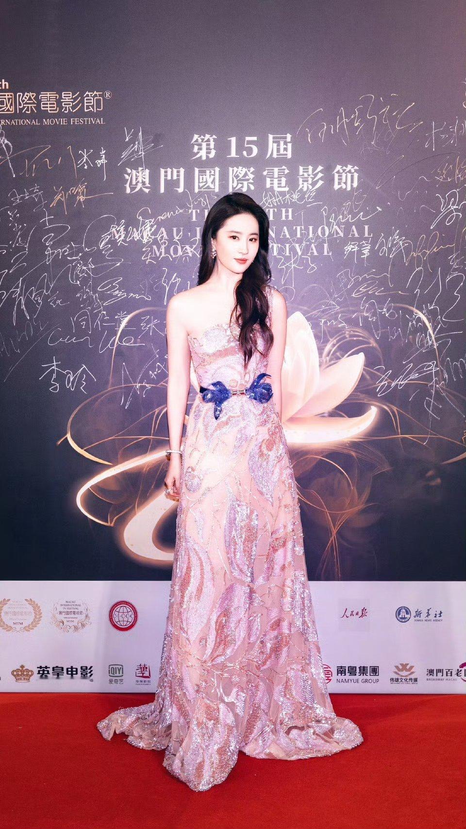 #刘亦菲单肩透视粉裙#  神仙姐姐永远是神仙姐姐，你可以永远相信刘亦菲的美貌[打