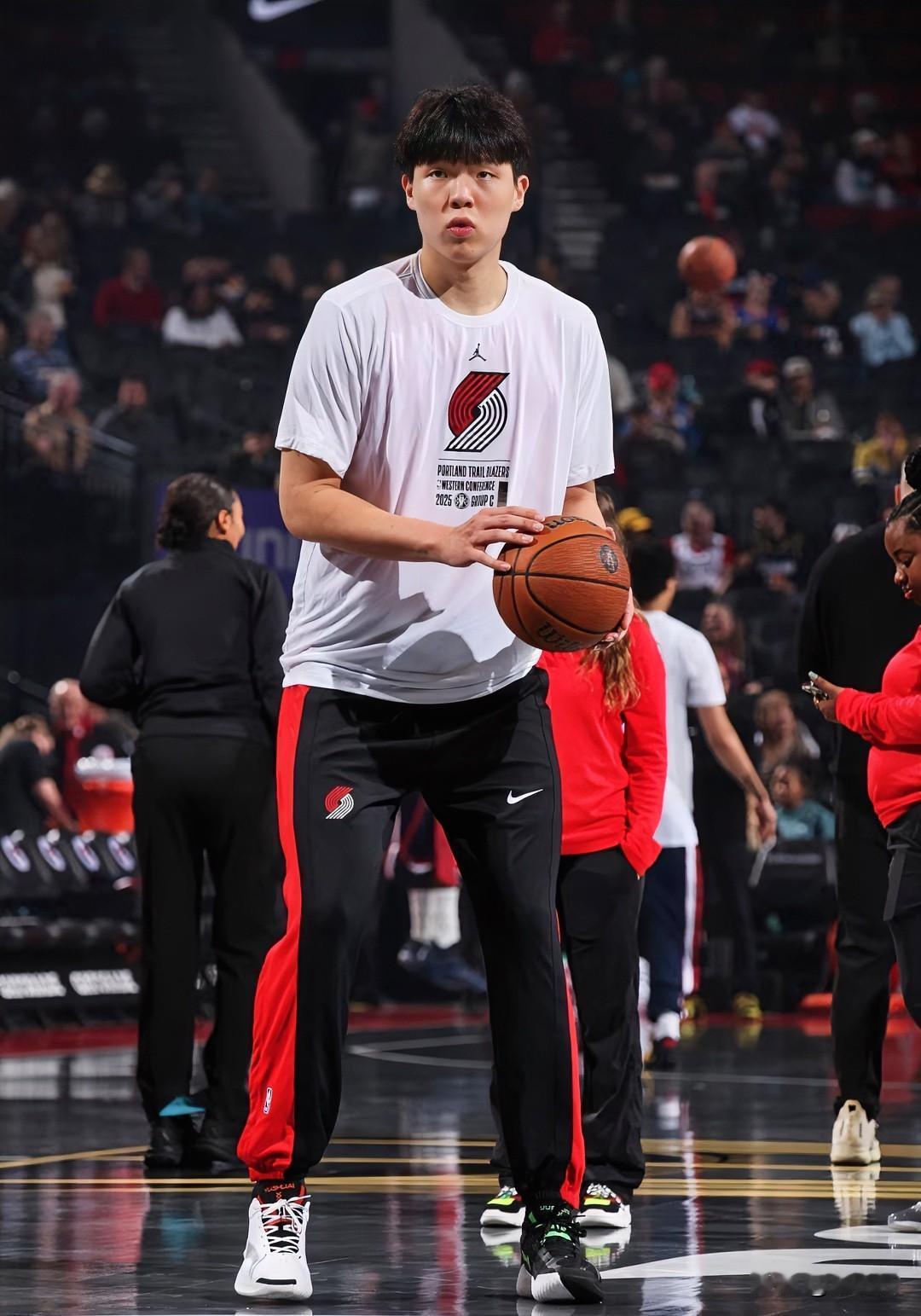 替杨瀚森难受啊！

球队险胜强大的掘金，自己没有一秒登场感受的机会，欢乐的人群里