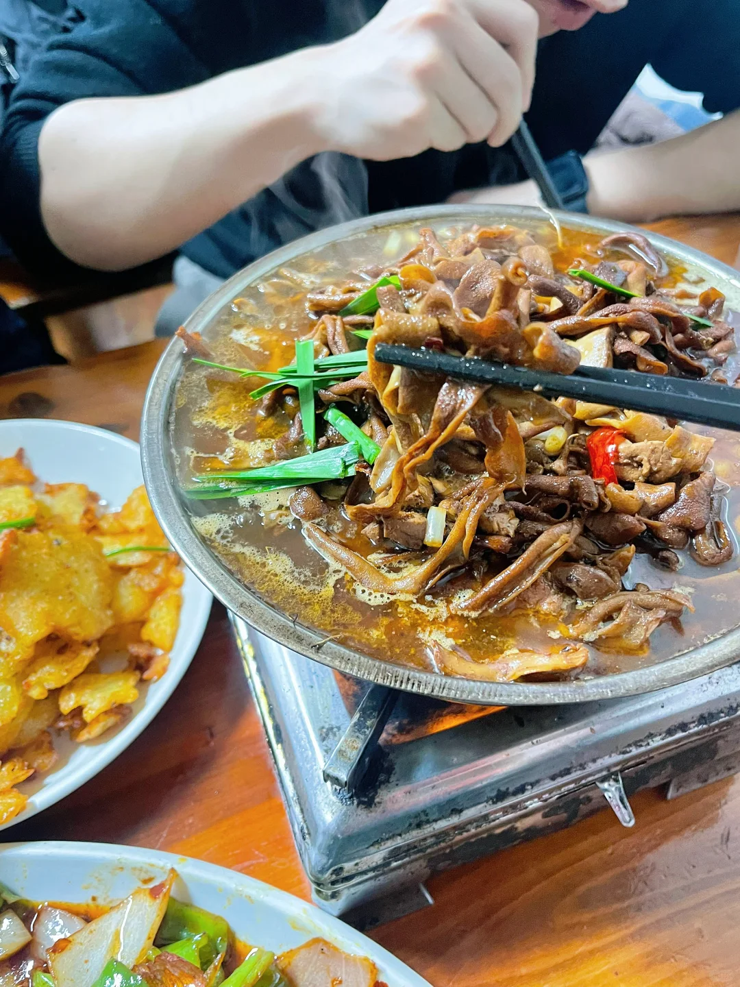 临安必吃！开在菜场里的10年老店，鸭肠锅好绝