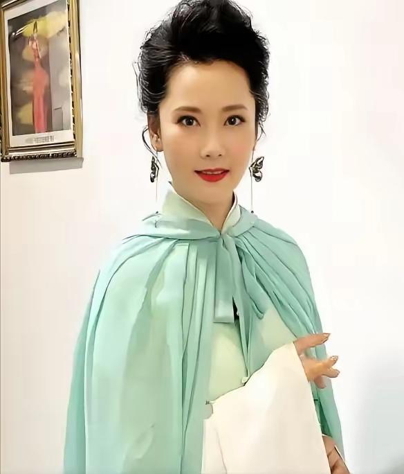 1983年，20岁的何赛飞去老师家吃饺子，看到相片中老师的4个儿子，突然感觉会嫁