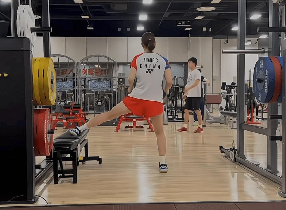 昶扶腰经过 吭摇摇晃晃经过 