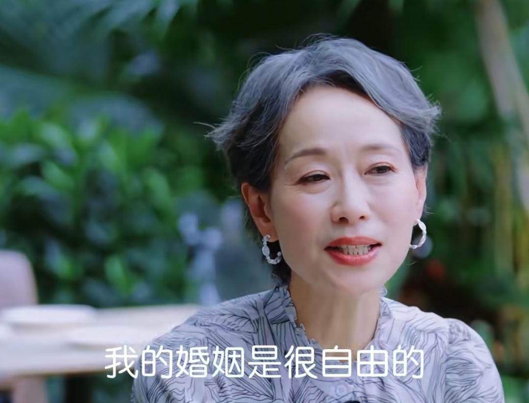 叶童说她的婚姻是很自由的，她跟老公很年轻的时候就认识了，在一起这么多年，她非常相