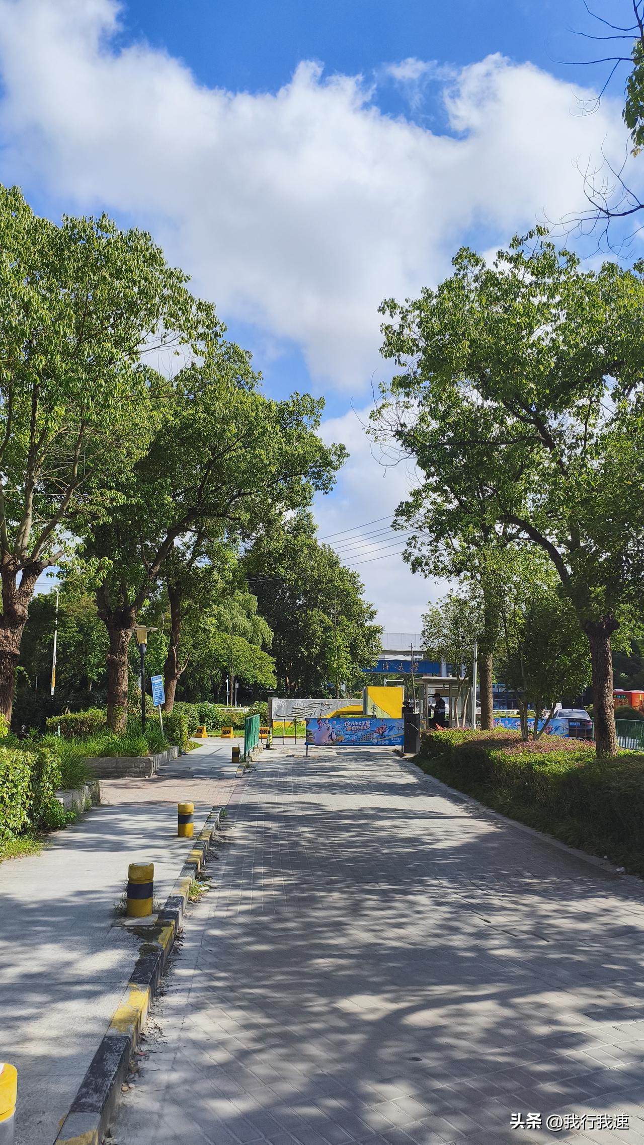 南京今天最高34度，八月都快过完了，这哪有秋天的影子，比暑热天还难熬。虽说立秋已