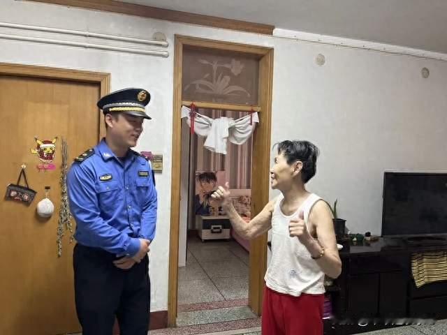 发现着火后！河南新乡城管上演教科书式救援