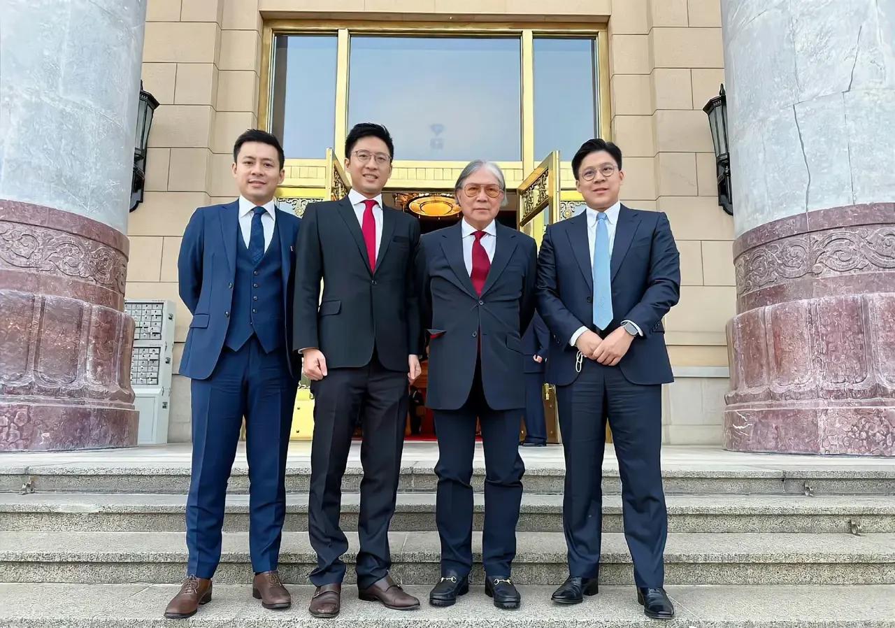 霍家四父子颜值对比照:
父亲:保守刻板，不拘言笑
老大:低调朴实，平易近人
老二